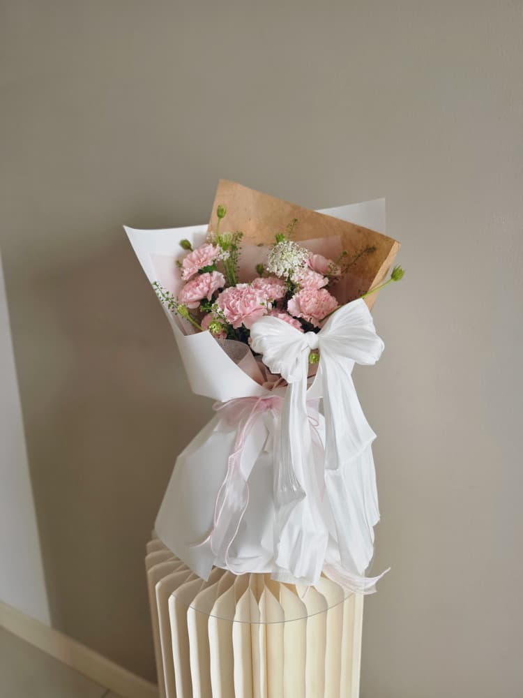 Ma Bow Fresh Carnation Bouquet
